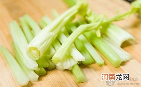 孕期食谱 鸡丝芹菜沙拉的做法