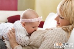 喂奶姿势错误致宝宝耳聋 预防中耳炎需正确的喂奶姿势