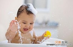 宝宝洗澡需小心谨慎