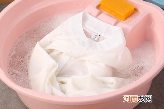 宝宝衣服上的草莓汁怎么洗掉