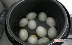 咸鸭蛋煮多久能熟 1个咸鸭蛋放到水中煮多长时间能够熟？