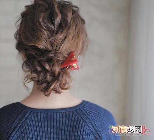 日本东京名嫒最喜欢的发饰look 长卷发女生打造出森系唯美意境扎发不可或缺