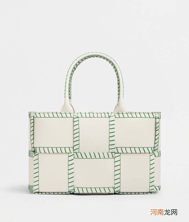 Tote bag就是必备的时尚单品 盘点Chanel、Loewe等品牌率性的托特包