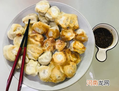 冷冻水饺做冰花煎饺