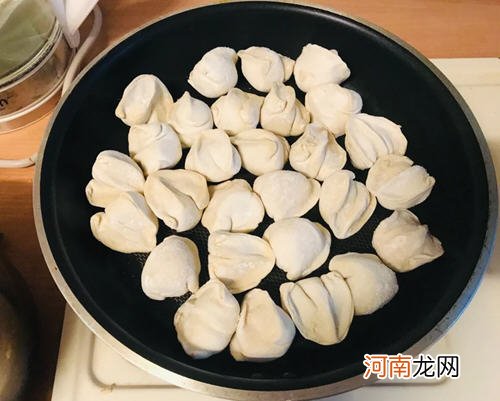 冷冻水饺做冰花煎饺