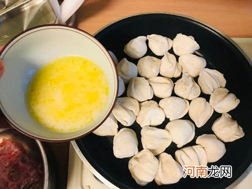 冷冻水饺做冰花煎饺