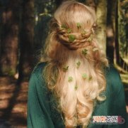 森系女孩扎长草的公主头发型 金发那么衬草青色扎发秒变小仙女