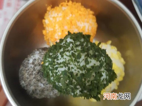 给一岁宝宝吃的多彩色饭团