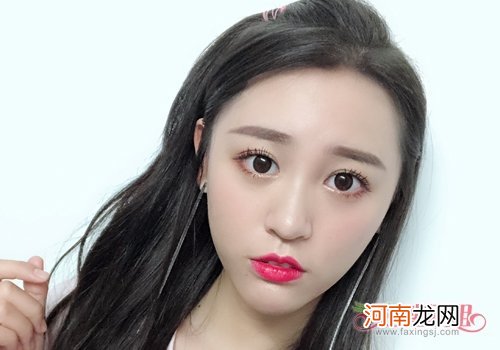 女生半扎发究竟有多时髦 看一下19年时尚潮流精们的半扎发演译就知道了