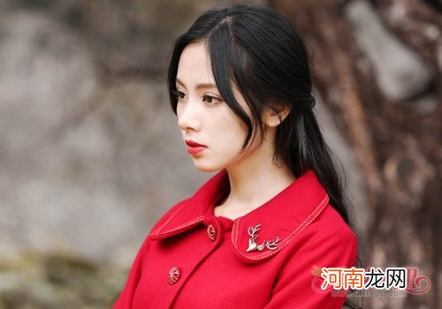 女生半扎发究竟有多时髦 看一下19年时尚潮流精们的半扎发演译就知道了