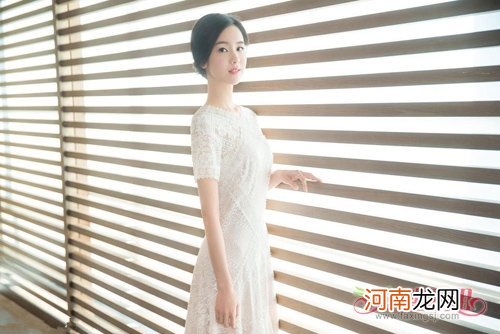 一线中间的村姑潮女扎发造型设计 时尚街拍百变设计风格的女生挽秀发锦集