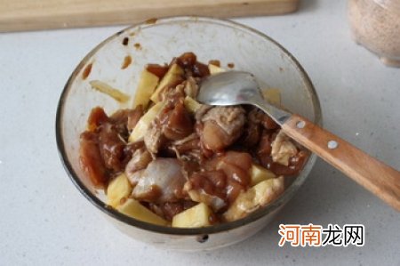 土豆粉蒸鸡的做法