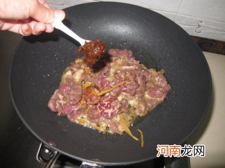 沙爹牛肉炒芥兰的做法
