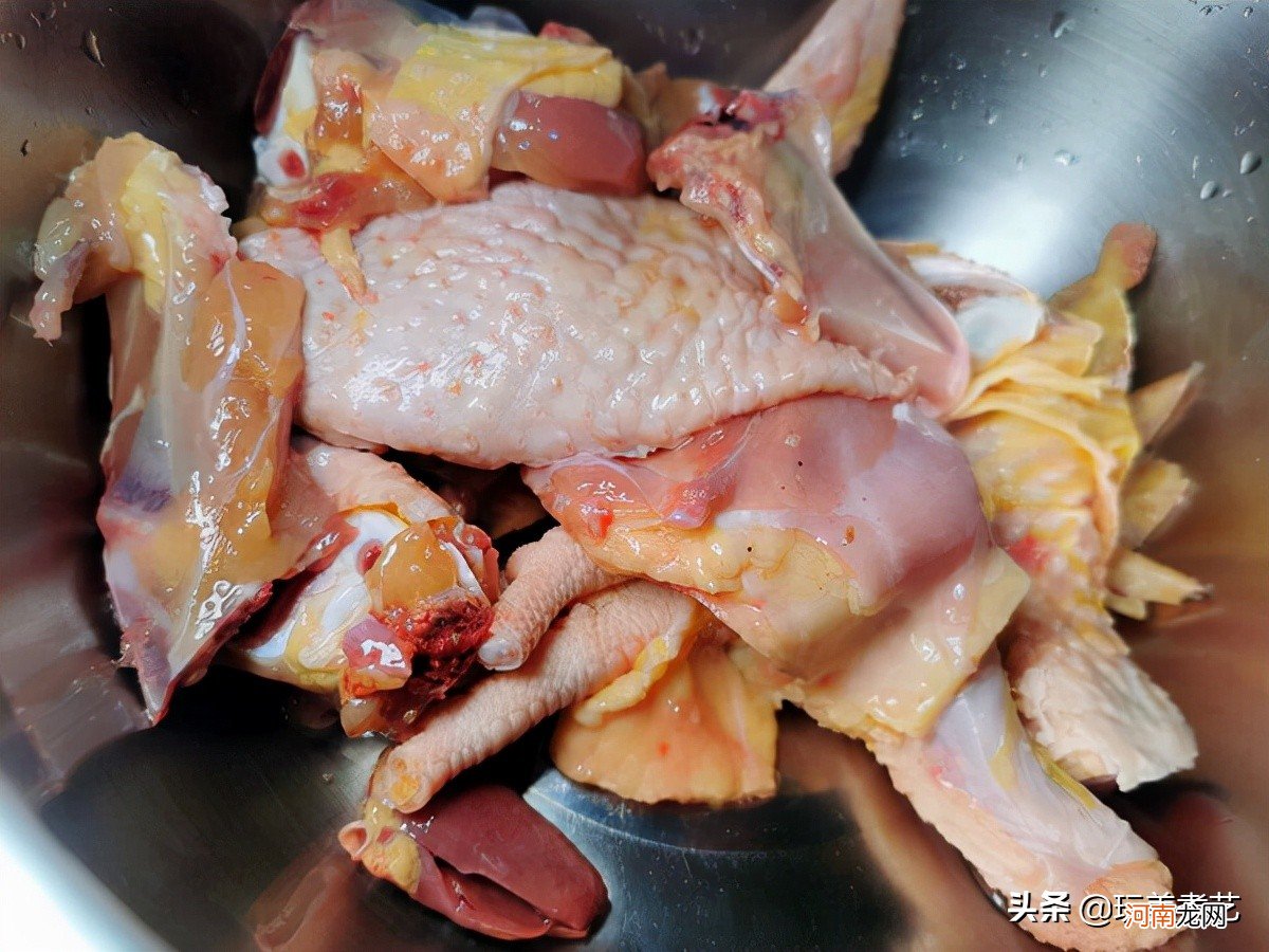 年夜饭吃什么发愁？充满东南亚风味的椰子鸡值得一试