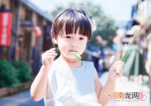 女宝宝剪蘑菇头发型图片 蘑菇头那么萌小孩子就很喜欢了