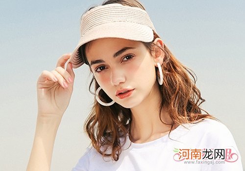 头发少女生烫卷发轻轻松松处理发量难题 合适头发少女生新春梳的流行卷发