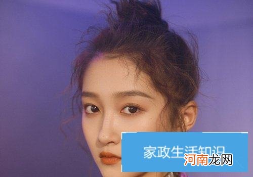 要想发型减龄还确实不可以太服帖 2019女生超减龄凌乱美扎发发型