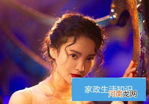 要想发型减龄还确实不可以太服帖 2019女生超减龄凌乱美扎发发型