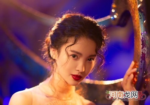 要想发型减龄还确实不可以太服帖 2019女生超减龄凌乱美扎发发型