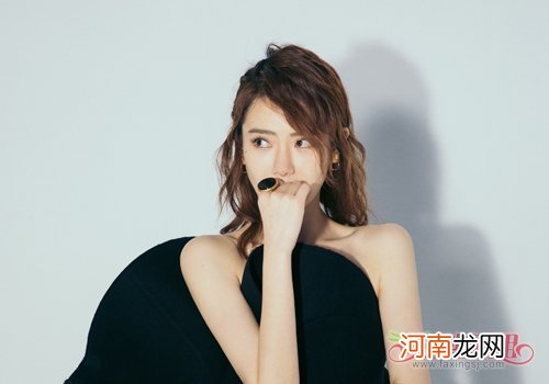 女生过肩发最合适烫卷清洗特显女人味儿 2019女生过肩卷头发设计方案大势袭来