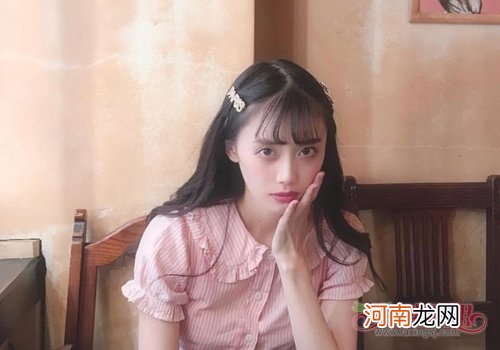 小小的发饰点亮你的长直发 2019直发女生戴发饰不必太夸张