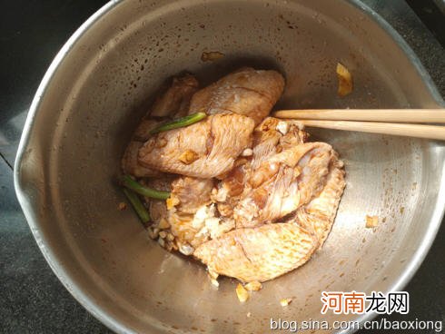 带鸡翅腌制方法 蒜香炸鸡翅家庭做法