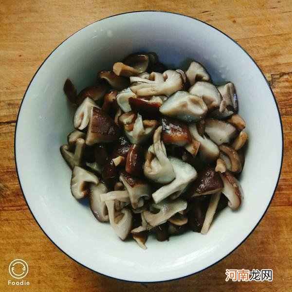 香菇几分钟能煮熟 香菇没有煮熟吃有毒吗