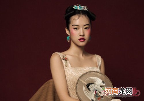 改良中国风发型霸屏国际时装周 女模特用仿古式发型能出其不意