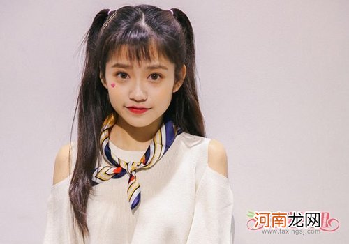 谁说小个子女生不可以梳长头发的 小个子头发长会压个除非是扎起来