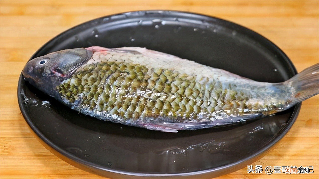 鲫鱼汤好多人都熬错了，饭店大厨教你最正确做法，汤白味浓又营养