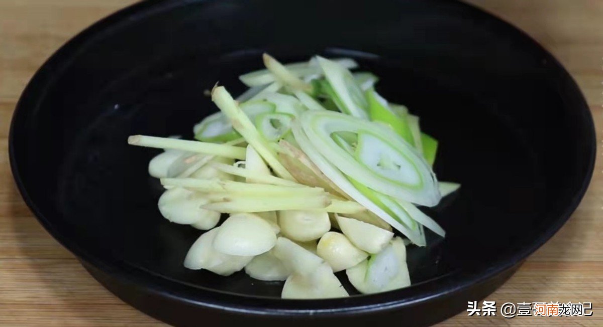 鲫鱼汤好多人都熬错了，饭店大厨教你最正确做法，汤白味浓又营养