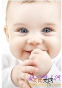 宝宝吃手莫惊慌 是智力发育的信号