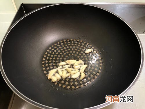 洋葱炒虾仁的简单做法