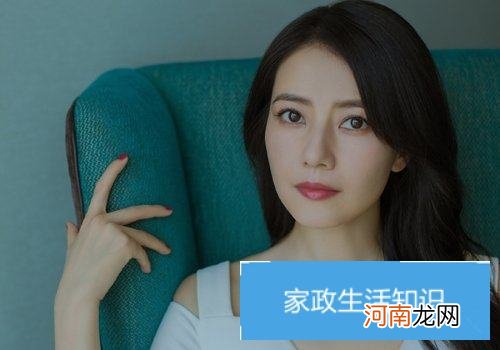 女生侧分刘海一直往下掉是怎么回事 那是由于沒有get到恰当的刘海打理技巧