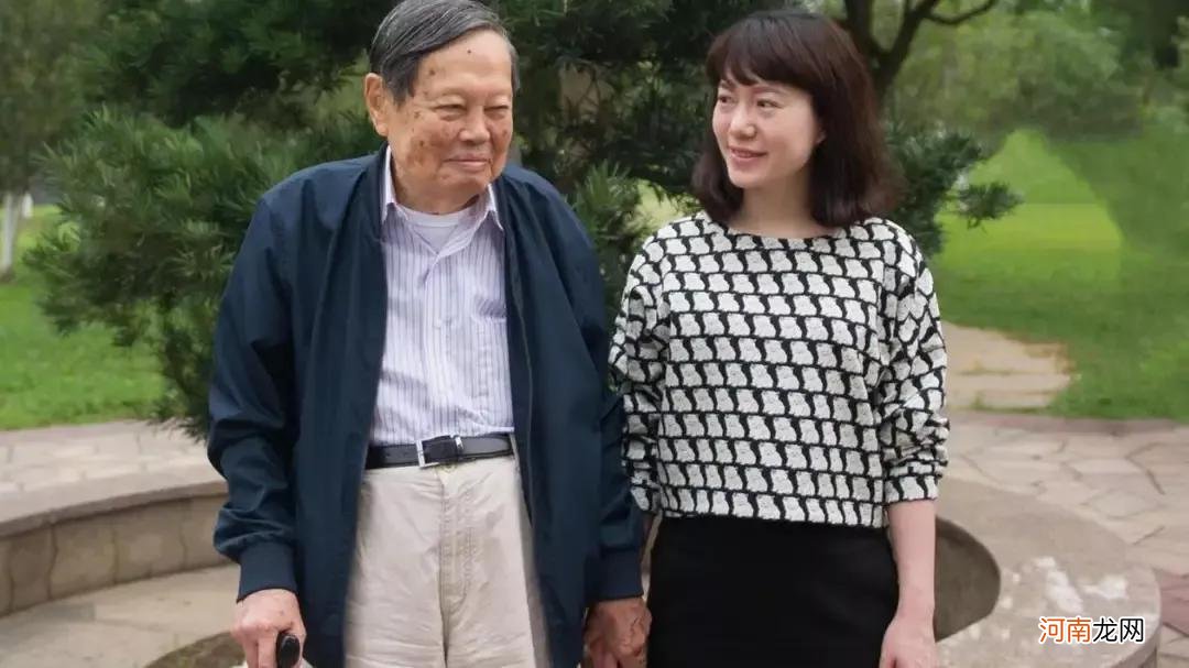 99岁杨振宁和重孙女合影，翁帆去哪儿了？