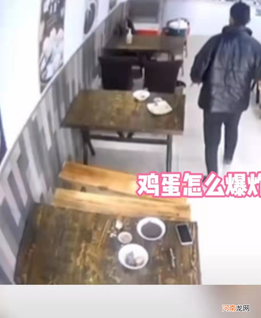 男子早餐店吃鸡蛋 男子早餐店吃鸡蛋爆炸