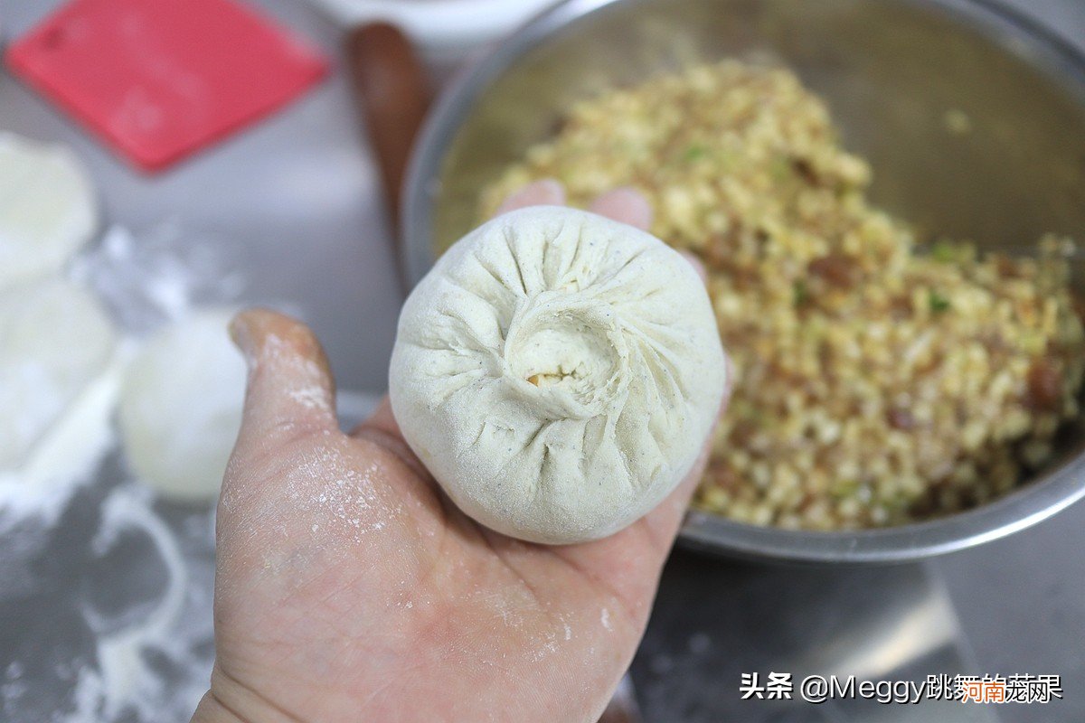 晚餐蒸了锅牛肉青稞大包子，暄腾腾鲜美多汁，连第二天早餐都有了