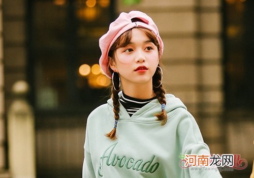 冬天女生展现甜美时尚感 柔美但是时的双麻花来助阵 美回少女时代并不是梦