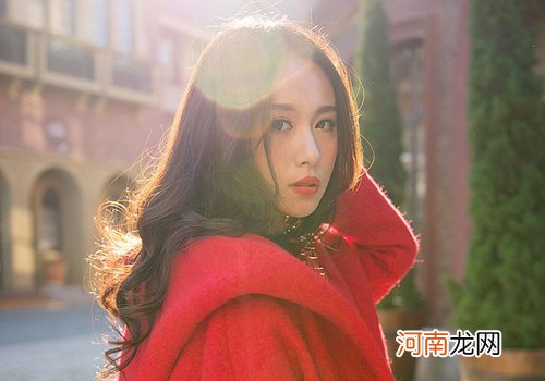 秋天圆脸女生适合烫的卷发在这里 一会儿轻熟雅致一会儿可爱动感