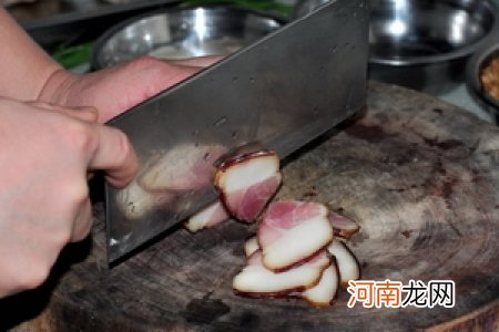 烟熏腊肉煸年糕的做法