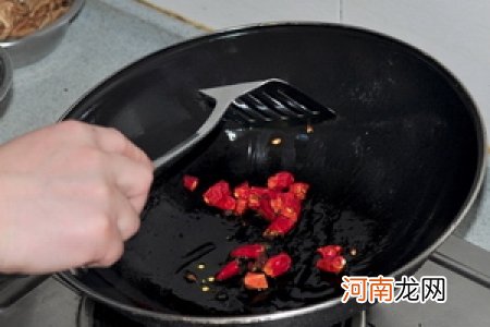 烟熏腊肉煸年糕的做法