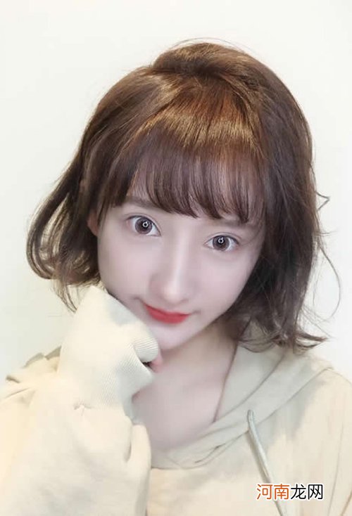 高价钱拉直板如何来做内扣刘海 现代都市女生韩版短头发气体刘海造型