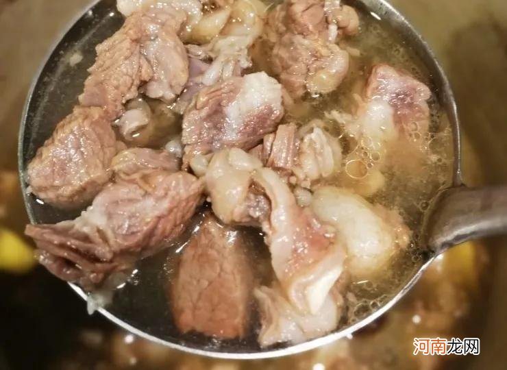 非洲土马赛族的牛肉做法，烹饪只加一种调料，牛肉鲜美可口