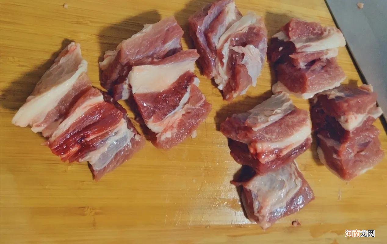 非洲土马赛族的牛肉做法，烹饪只加一种调料，牛肉鲜美可口