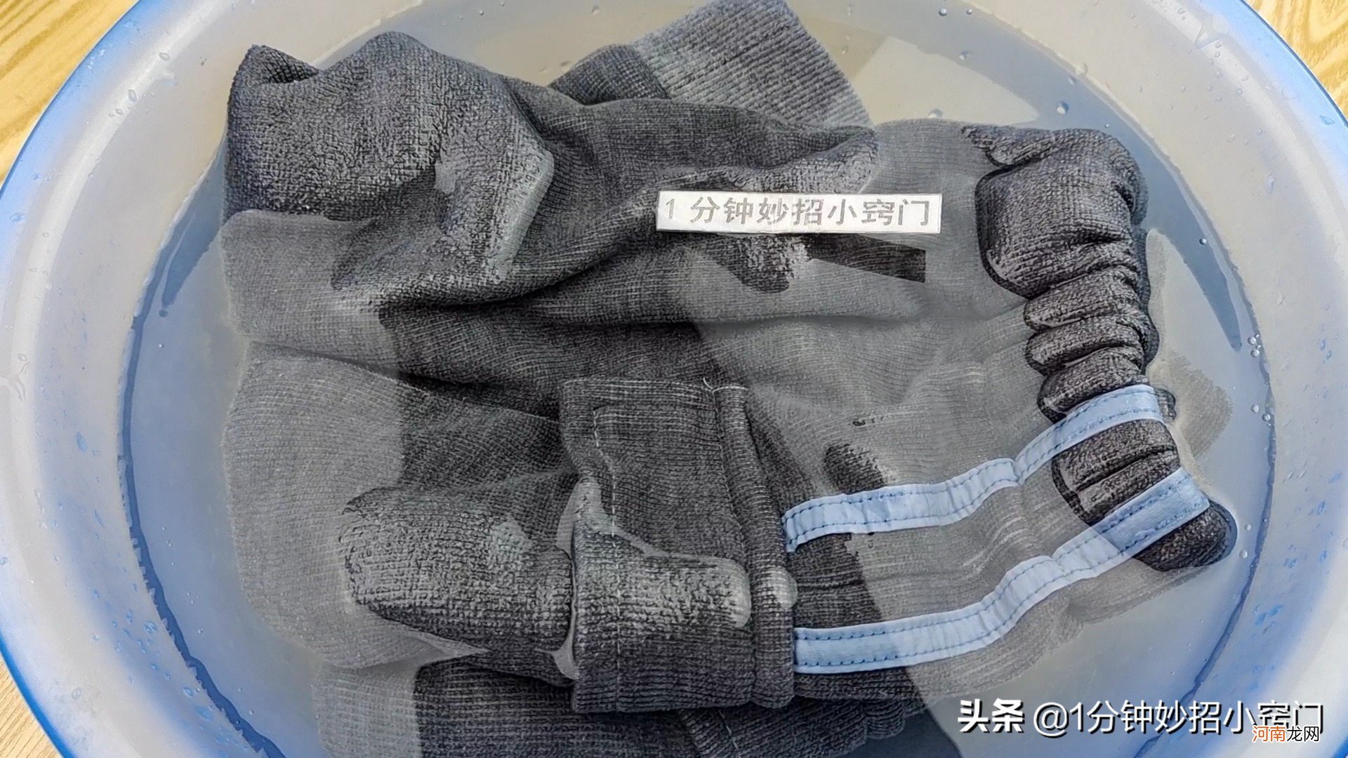 不要直接用清水洗新买的衣服 用清水洗新买的衣服好吗？