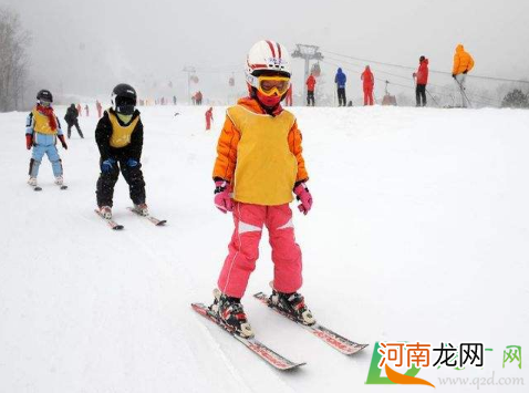 滑雪服穿什么颜色的好