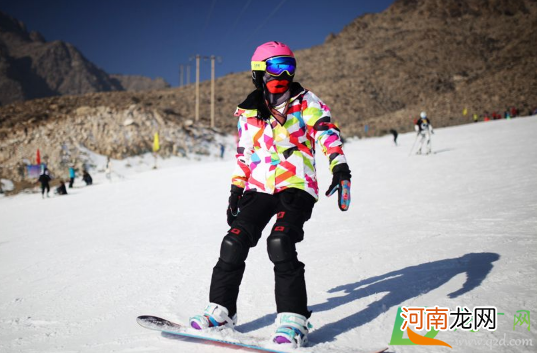 滑雪服里面穿一件卫衣够了吗