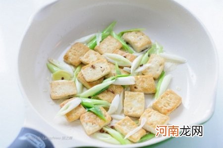 葱香豆腐的做法