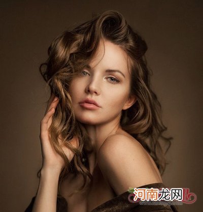 中老年国字脸女士不能错过的卷发在这里 一会儿完善妩媚动人一会儿雅致年青