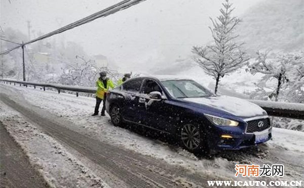 冬天刷车后备箱冻了，后备箱冻住打不开怎么办